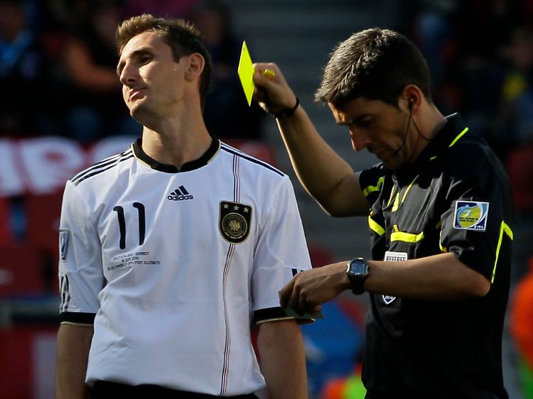 Und tschüss: Deutschlands Miroslav Klose guckt zwar weg, sieht aber dennoch seine zweite Gelbe Karte.
