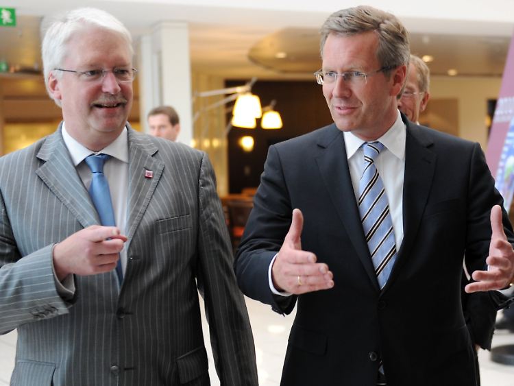 Christian Wulff stellt sich den hessischen Wahlmännern und -frauen vor, links der FDP-Landesvorsitzende Jörg-Uwe Hahn.