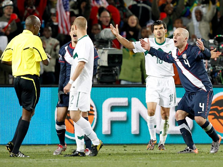 US-amerikanische Fassungslosigkeit: Michael Bradley kann nicht fassen, dass das Tor zum 3:2 nicht zählen soll.