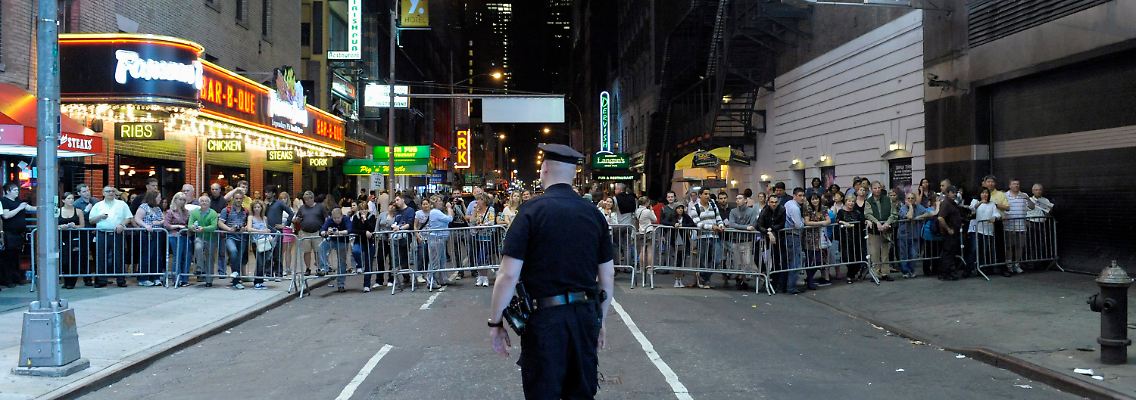 Ein Polizist überwacht am Abend des 1. Mai eine Absperrung.
