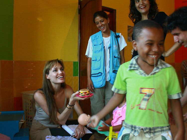 Jolie auf Tuchfühlung mit Flüchtlingskindern.