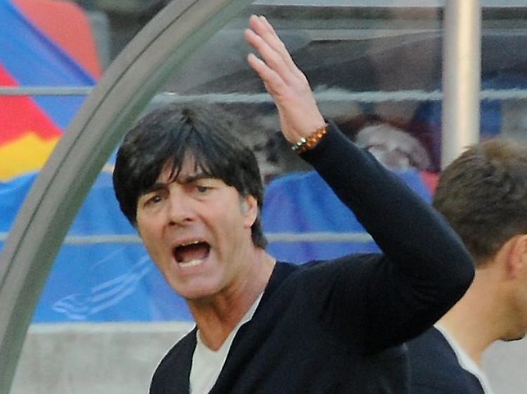 Bundestrainer Joachim Löw nach dem Spiel, bedient.