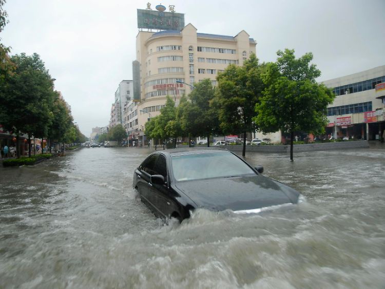 Ein Auto in den überschwemmten Straßen von Yingtan.