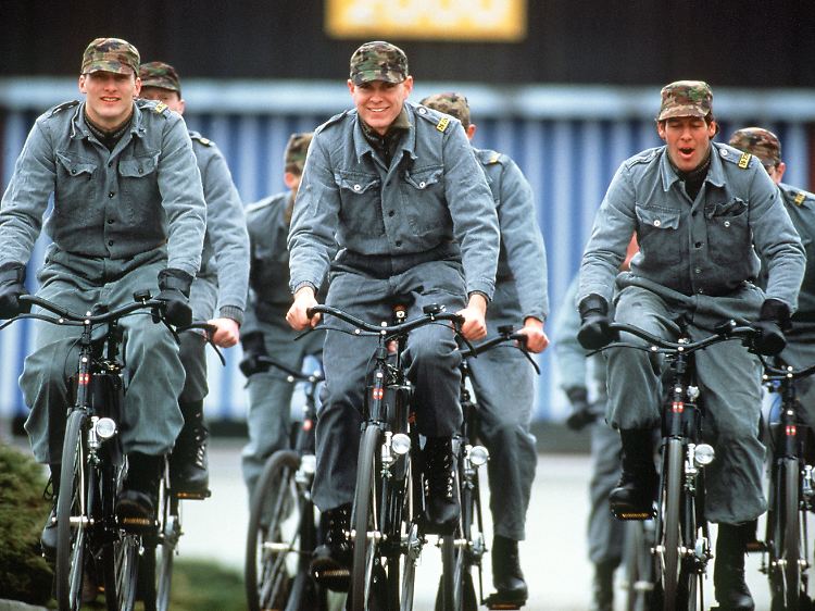 Schweizer Soldaten 1994 zu Hause.