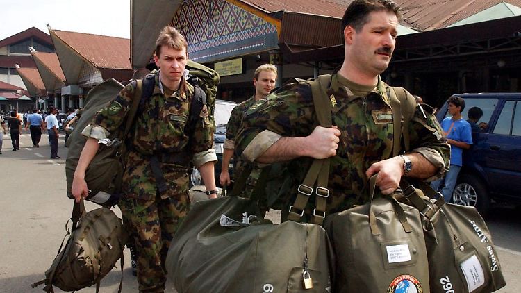 Schweizer Soldaten 2005  auf dem Flughafen von Medan (Indonesien).