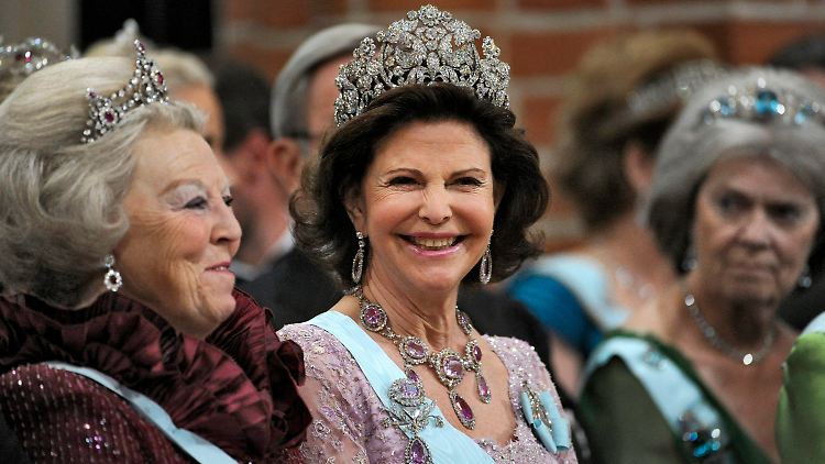Geschafft: Brautmutter, Königin Silvia, freut sich zusammen mit der niederländischen Königing Beatrix.