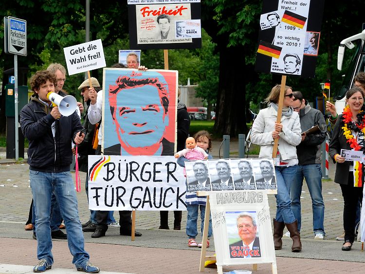 Gauck-Anhänger demonstrieren in Hamburg. Sie wollen sich dafür einsetzen, dass jedes Mitglied der Bundesversammlung ohne Fraktionszwang wählt.