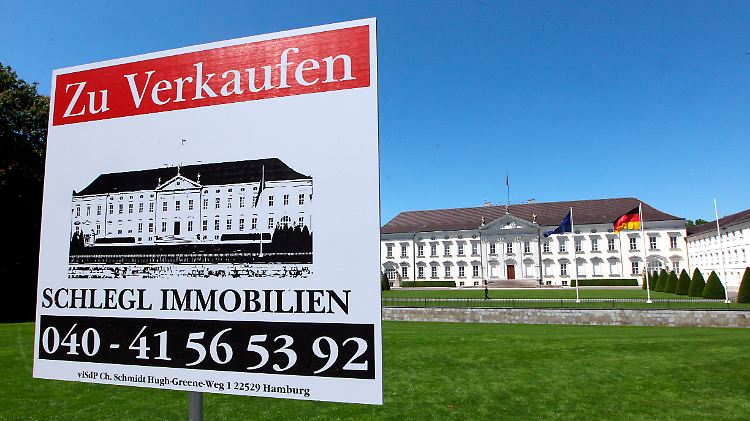 Wer zieht ein ins Schloss Bellevue? Mitarbeiter der Satire-Fernsehsendung "extra 3" des NDR haben schon mal ein Schild aufgestellt.