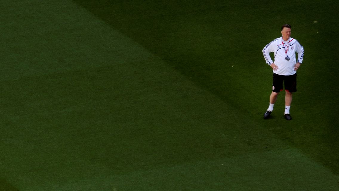 Immerhin: Ganz allein wird Louis van Gaal beim Trainingsauftakt nicht sein.