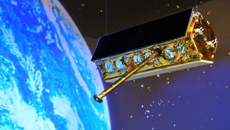 "Tandem-X" fliegt eng neben "Terrasar-X". So können die beiden Satelliten zeitgleiche Aufnahmen des Geländes aus verschiedenen Blickwinkeln liefern.