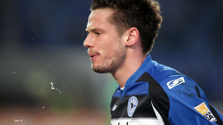 Ein vertrauter Anblick: Fußballer, die spucken, was der Rachen hergibt.