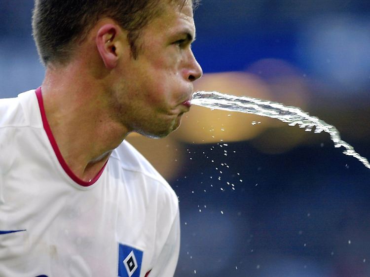 Eine andere Liga: Das Ausspülen der Mundhöhle ist nicht gemeint, wenn es um spuckende Kicker geht. Wasser belastet den Magen beim Sport und wird deshalb meist nicht geschluckt.