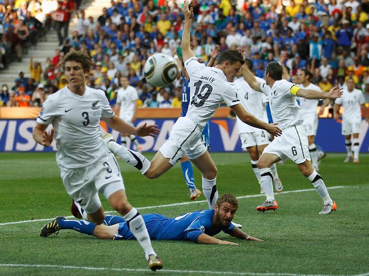 Italienischer Profi: Nach dem Trikotzupfer kaum im neuseeländischen Strafraum gelandet, geht der Blick von Daniele de Rossi schon zum Schiedsrichterassistenten.