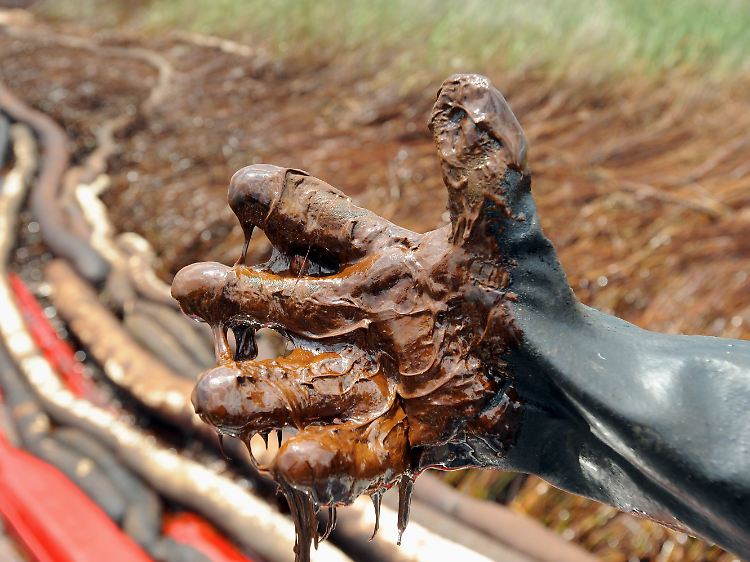 Dickflüssiges Öl an einem Handschuh.