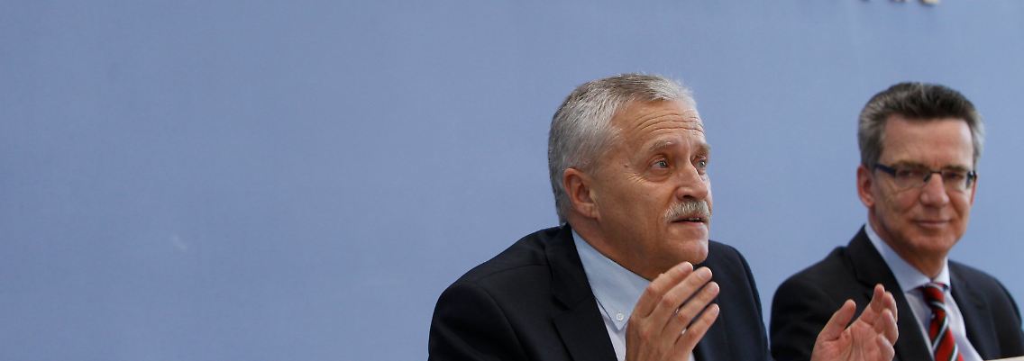 Verfassungsschutzpräsident Fromm (l.) und Innenminister de Maizière.