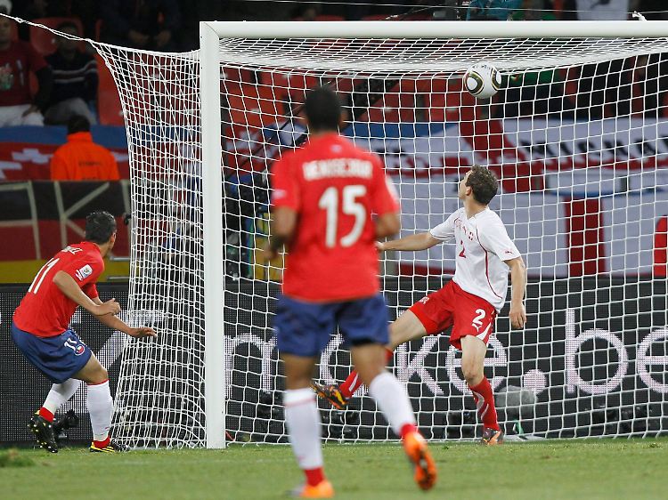 Mark Gonzalez erzielt das Siegtor für Chile. Es hätte nicht zählen dürfen.