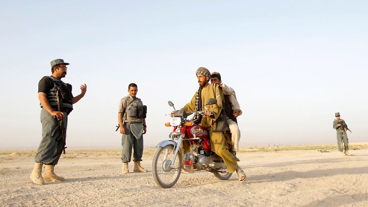 Afghanische Bauern nähern sich einem Kontrollpunkt. Ein Anschlag ist immer und überall möglich.