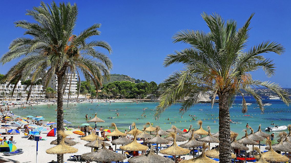 Tui hofft auf eine ungebrochene Reiselust. (Badebucht von Paguera auf Mallorca)