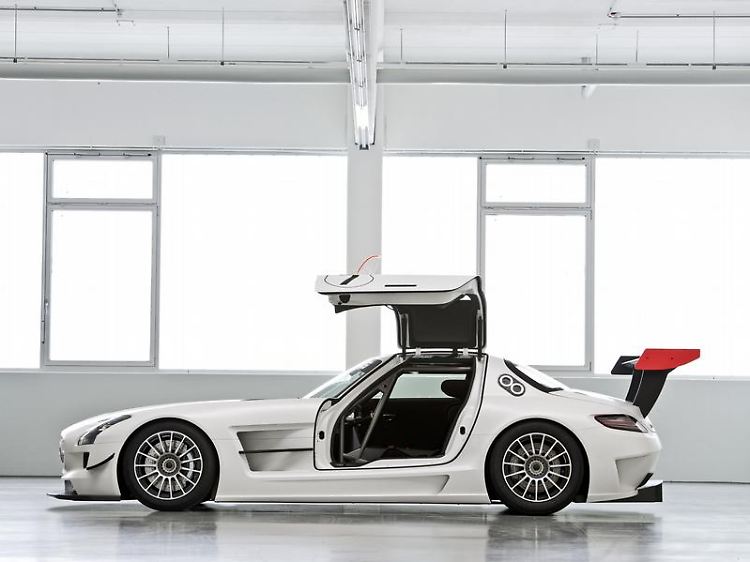 Flügeltüren hat er schon: Zahlreiche Optimierungen und dazu mehr Leistung sollen der Rennversion des SLS AMG von Mercedes nun auch auf dem Rundkurs Flügel verleihen.