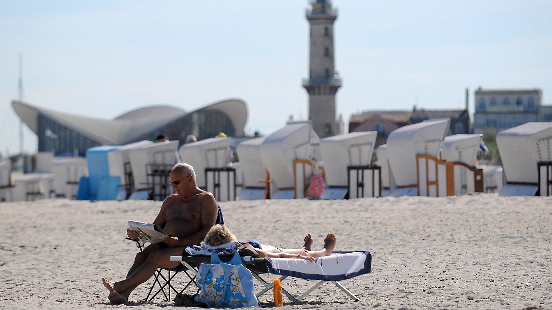 Weiter im Trend. Urlaub im Inland. (Strand im Ostseebad Warnemünde)