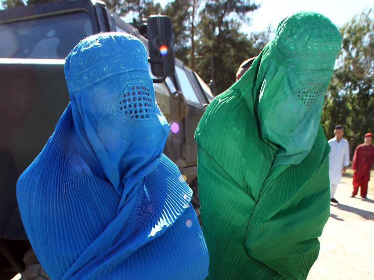 Unter diesen Burkas stecken weder Frauen noch Islamisten: Zwei Bundeswehrsoldaten stellen hier bei einer Übung die weiblichen Bewohner eines nachgebildeten afghanischen Dorfes dar.