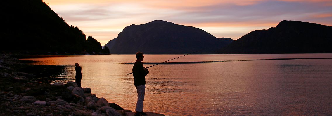Abendstimmung am Romsdalsfjord: Vor allem Deutsche und Niederländer kommen gerne hierher zum Angeln.