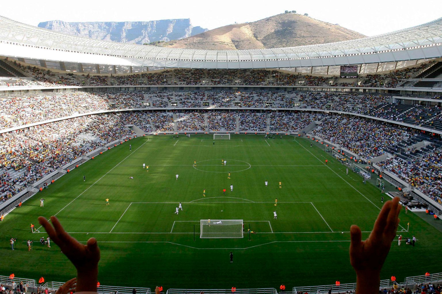 Südafrika ist ein fußballbegeistertes Land. Schon Wochen vor der WM strömen die Fans in die neu errichteten Stadien, wie hier im April zum U20-Spiel gegen Nigeria in Green Point - zu diesem Zeitpunkt noch ein nahezu werbefreies Oval.