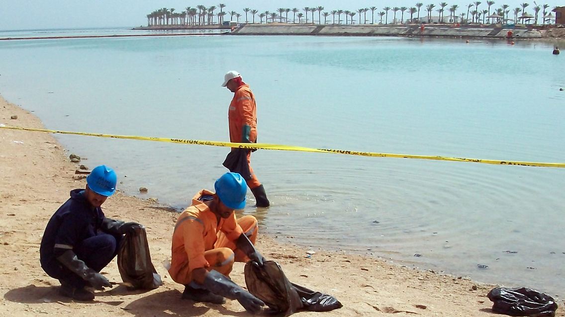 Ölpest auch am Roten Meer: Arbeiter reinigen den Strand von Hurghada.
