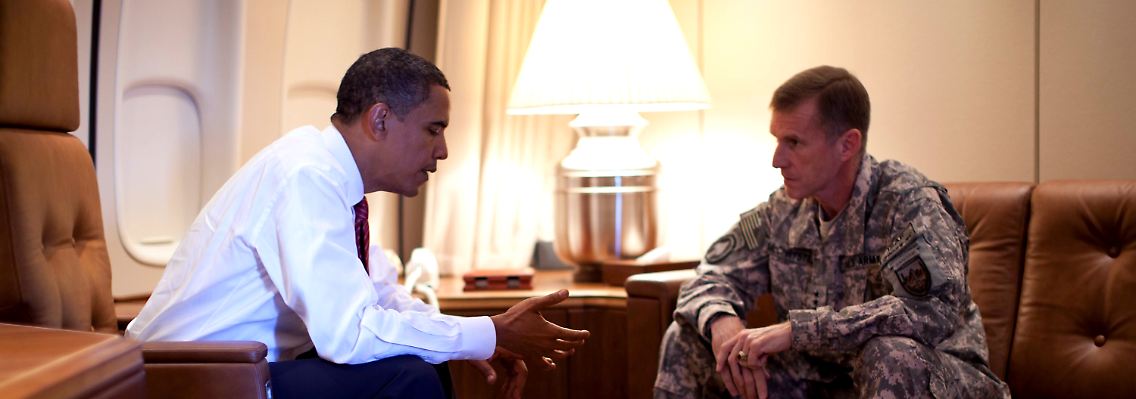 Nur ein Fototermin? Obama und McChrystal am 2. Oktober 2009 an Bord der "Air Force One" in Kopenhagen.