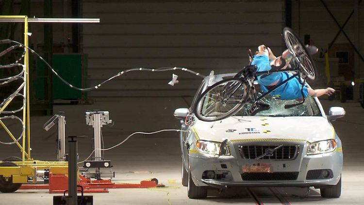Fahrradfahrer in Lebensgefahr: Ein Außenairbag im Bereich der Windschutzscheibe würde den Aufprall abmildern.