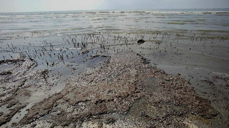 Das Öl verdreckt den Strand in Port Fourchon in Louisiana.