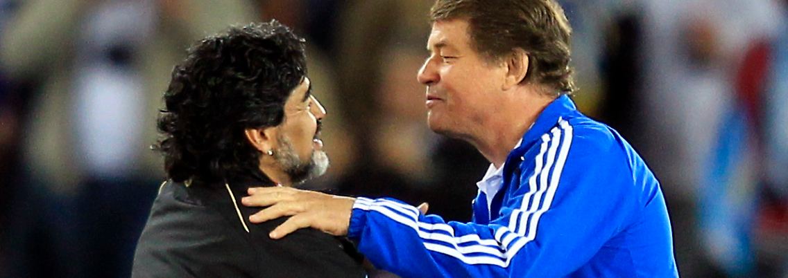 Maradona zieht ins Achtelfinale ein - Rehhagel tritt die Heimreise an.