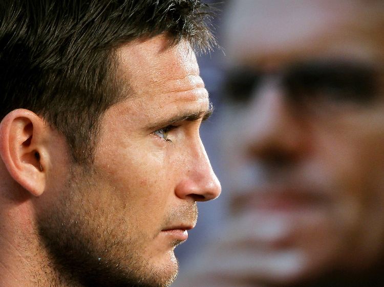 Ebenso ratlos wie sein Trainer: Frank Lampard, im richtigen Leben Mittelfeld-Genie beim FC Chelsea.