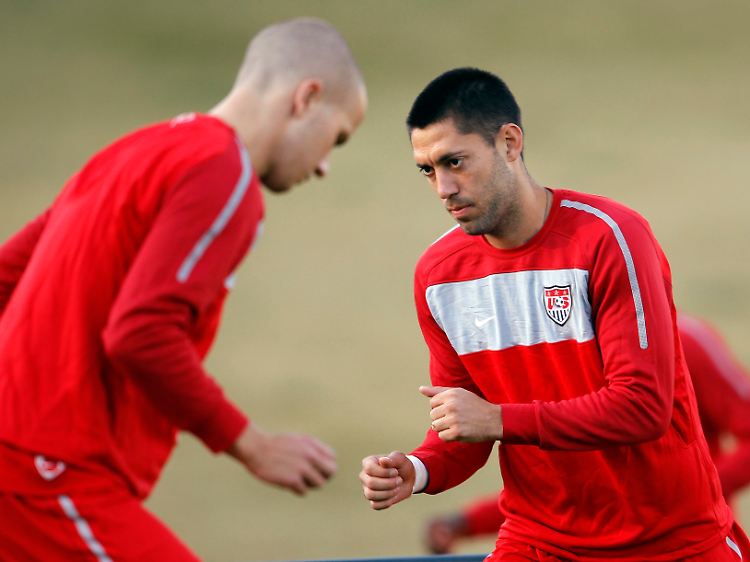 Konzentrierte Vorbereitung: Michael Bradley (links) und Teamkollege Clint Dempsey beim Training.