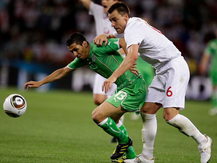 Auch gegen England torlos - nun brauchen die Algerier um Karim Matmour (links, gegen John Terry) dringend einen Torerfolg.