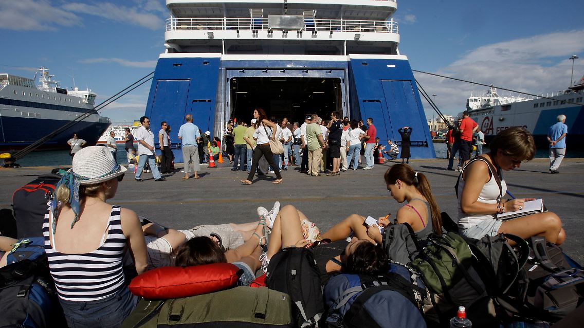Touristen warten im Fährhafen in Piräus: Mitglieder der Kommunistischen Partei (KKE) und der ihr nahestehenden Gewerkschaft (PAME) verhindern ...