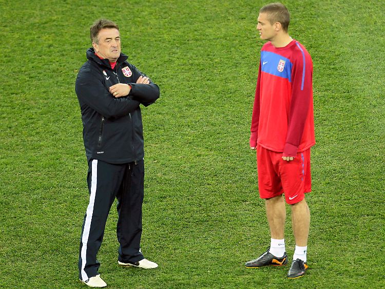 Aufreizend lässig: Radomir Antic und sein Starspieler Nemanja Vidic.