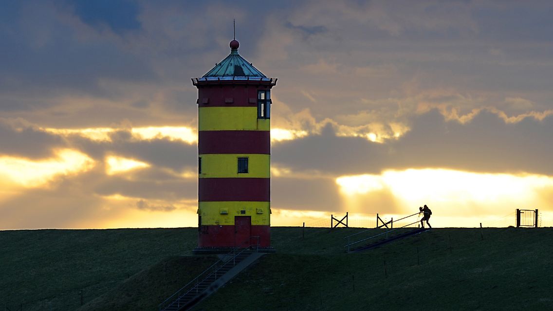 Leuchtturm am Nordseedeich bei Pilsum (Kreis Aurich): Symbol und touristischer Anziehungspunkt für die Gemeinde Krummhörn.
