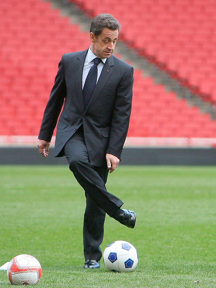 Jetzt muss er sich auch noch mit Fußball beschäftigen: Nicolas Sarkozy.