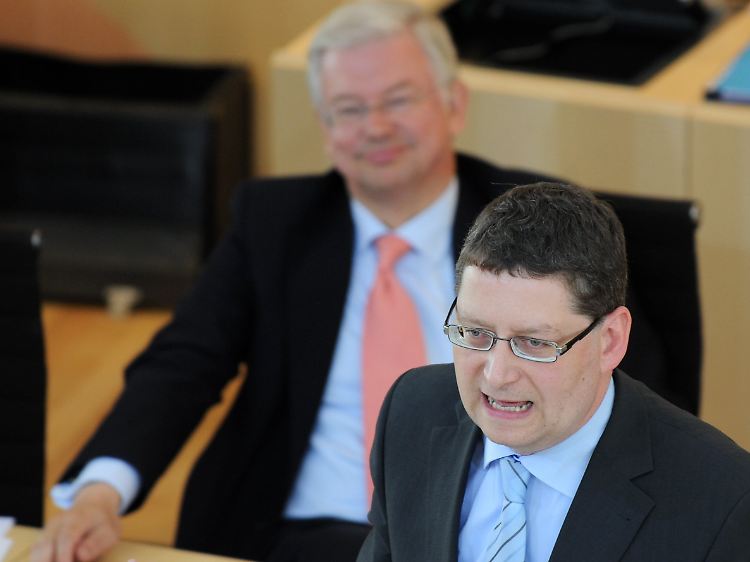 Koch beobachtet während der Plenarsitzung im hessischen Landtag den SPD-Fraktionsvorsitzenden Thorsten Schäfer-Gümbel.