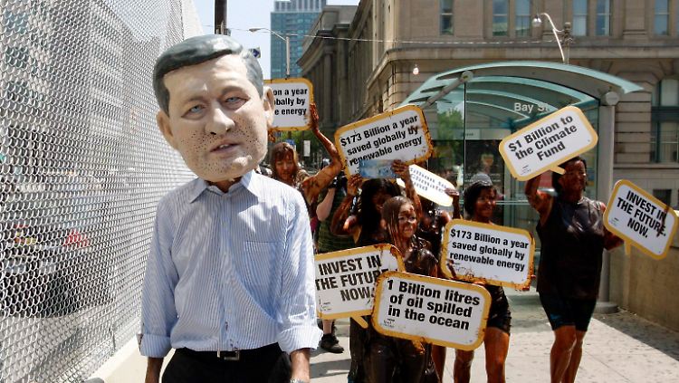 Der kanadische Premier Harper als Papp-Kopf: In Toronto laufen sich G20-Demonstranten warm.