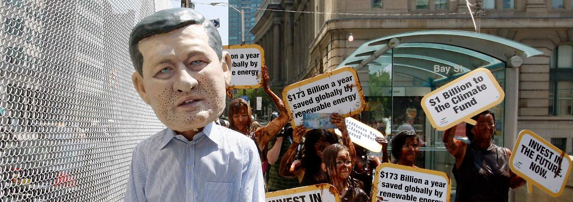 Der kanadische Premier Harper als Papp-Kopf: In Toronto laufen sich G20-Demonstranten warm.