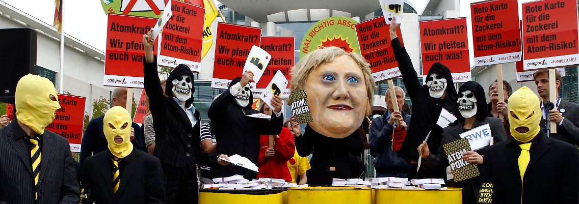 Atomkraftgegner demonstrieren vor dem Kanzleramt gegen die Aufhebung des Atomausstiegs.