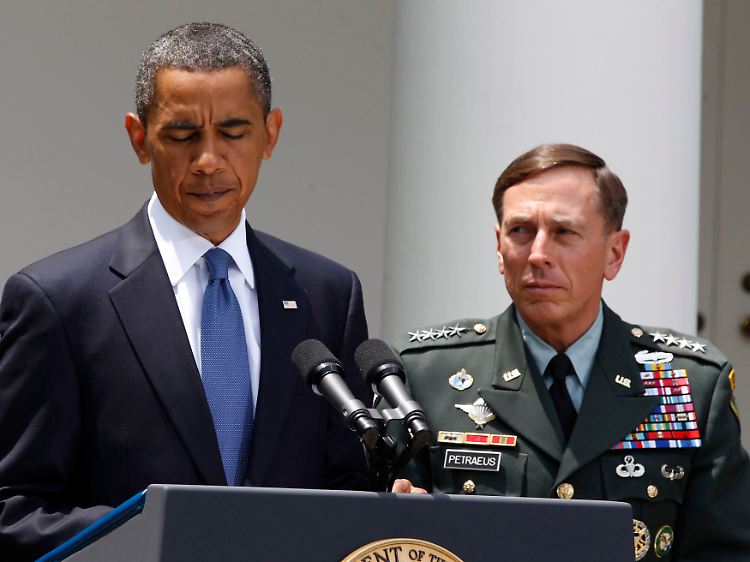 Obama mit dem neuen Mann für Afghanistan, General Petraeus.