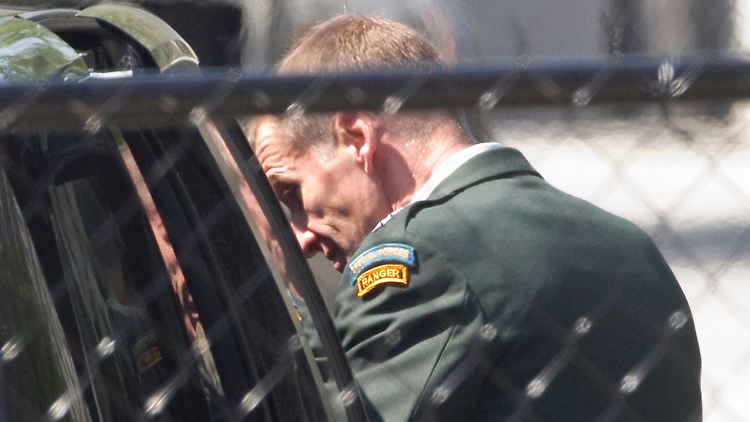 McChrystal verlässt das Weiße Haus durch den Dienstboteneingang.