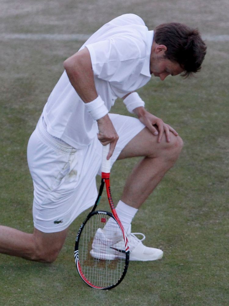 Am Boden, aber noch nicht geschlagen: Der Franzose Nicolas Mahut, der im fünften Satz bislang 55 Mal gegen den Matchverlust servieren musste.