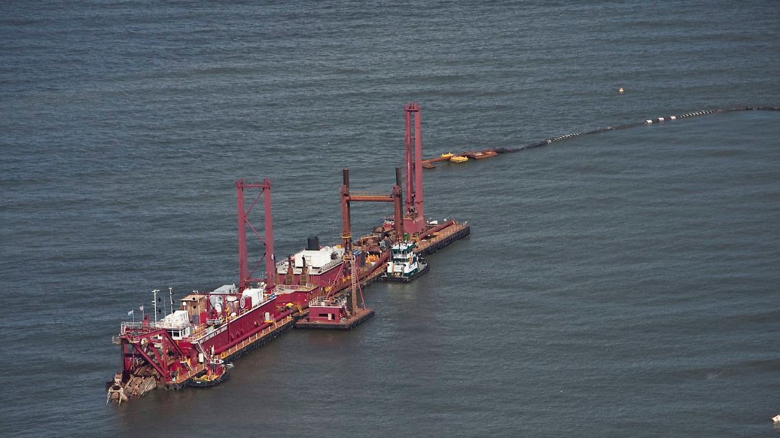 BP versucht einen Teil des Öls direkt an der Quelle aufzufangen.
