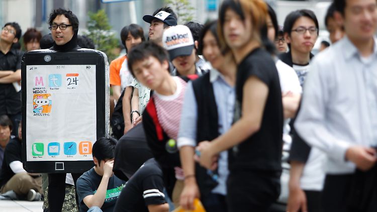 Vor allem junge Menschen standen sich in Japan vor iPhone-Läden die Beine in den Bauch.