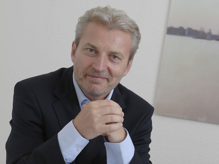 Dr. Michael Winterhoff ist Kinder- und Jugendpsychiater und Psychotherapeut in Bonn. Auch ist er als Sozialpsychiater in der Jugendhilfe tätig.