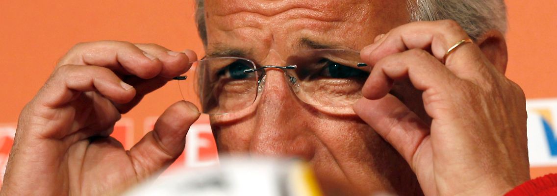 "Keine Panik. Ich bin 62 Jahre alt und habe viele Titel geholt": Italiens Trainer Marcello Lippi bleibt locker.